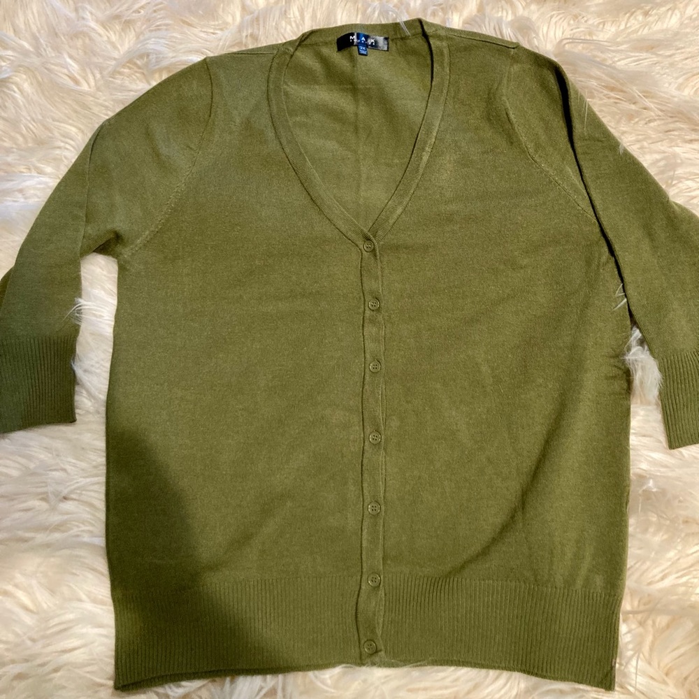 NWOT. Women’s V-neck Cardigan With 3/4 Sleeves. MAK. 2X